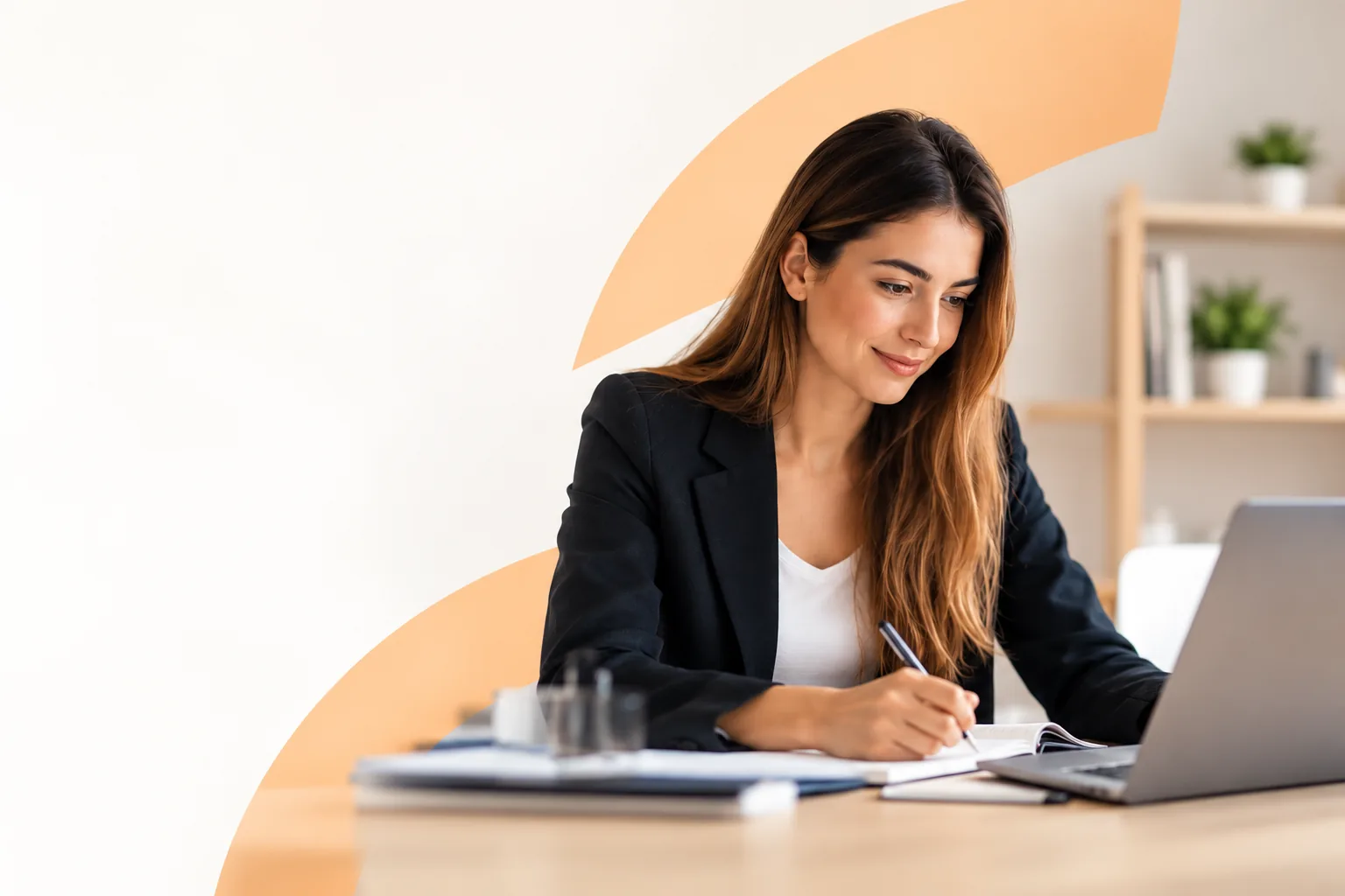 Alumna realizando una formación online en asesoría fiscal con un ordenador portátil
